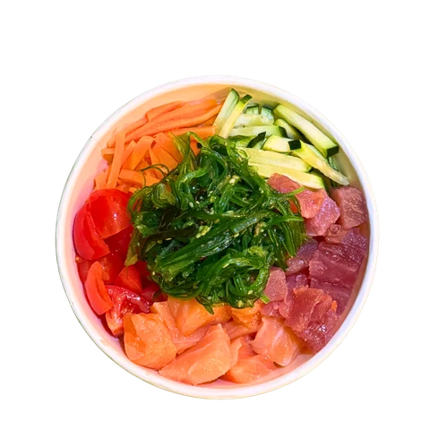 Poke bowl con salmone, tonno rosso, alga wakame, carote e zucchine