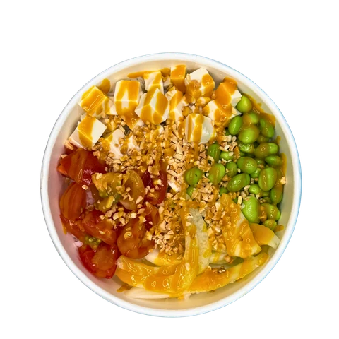 Poke bowl con tofu, mango, edamame e pomodorini