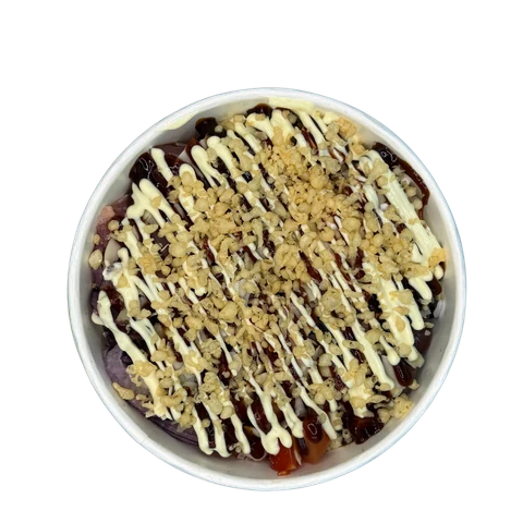 Poke bowl su riso venere con salsa cremosa e granella