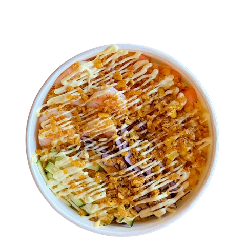 Poke bowl con insalata, mais, crunch e salsa cremosa