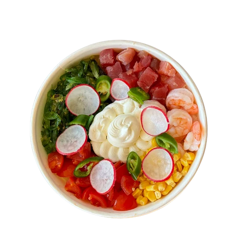 Poke bowl con tonno rosso, gamberi, ravanelli, mais e maionese