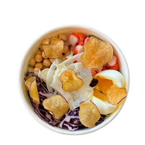 Poke bowl con ceci, cavolo cappuccio, uovo barzotto e chips di patata dolce