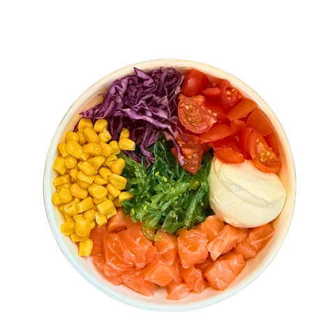 Poke bowl con salmone, mais, cavolo cappuccio e alga wakame