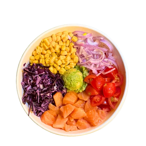 Poke bowl con salmone, mais, cipolla rossa, avocado e pomodorini