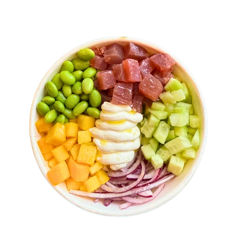 Poke bowl con tonno rosso, edamame, mango, cetrioli e cipolla rossa