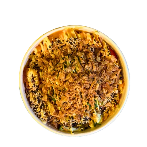Poke bowl con cipolla fritta croccante e sesamo